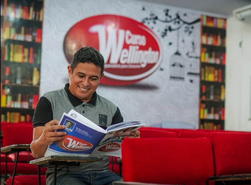 Aluno estudando com material do Curso Wellington